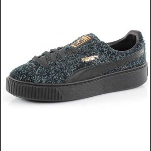✨Women’s puma suede platform shoes✨